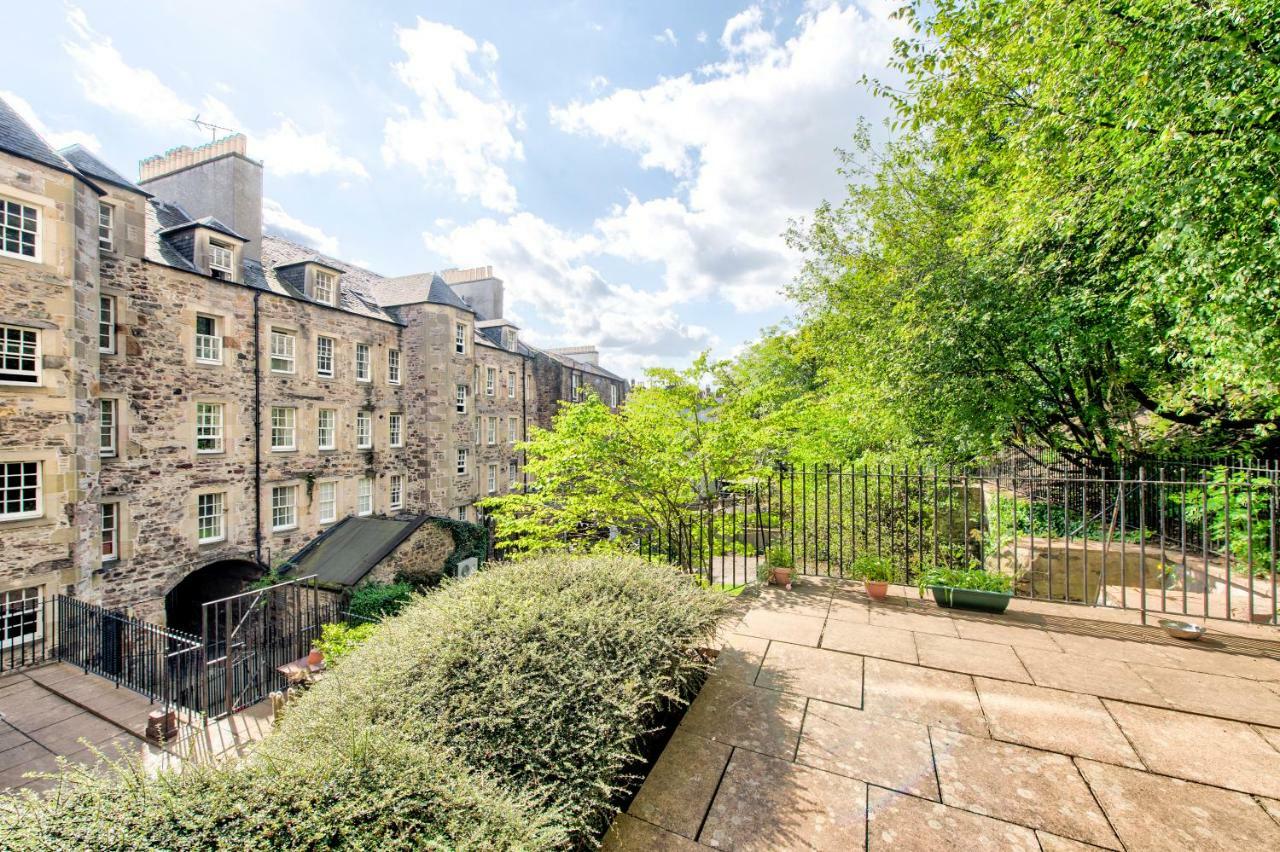 Stunning Studio Apartment Castle View Единбург Екстериор снимка